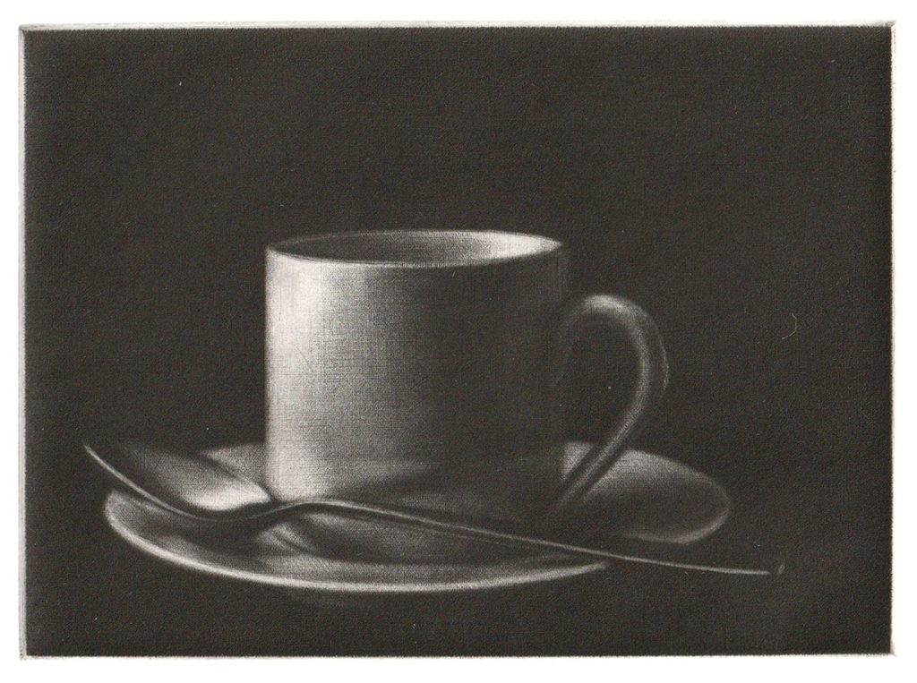 tasse blanche sur fond noir, cuillère posée sur la soucoupe, gravure en matière noire