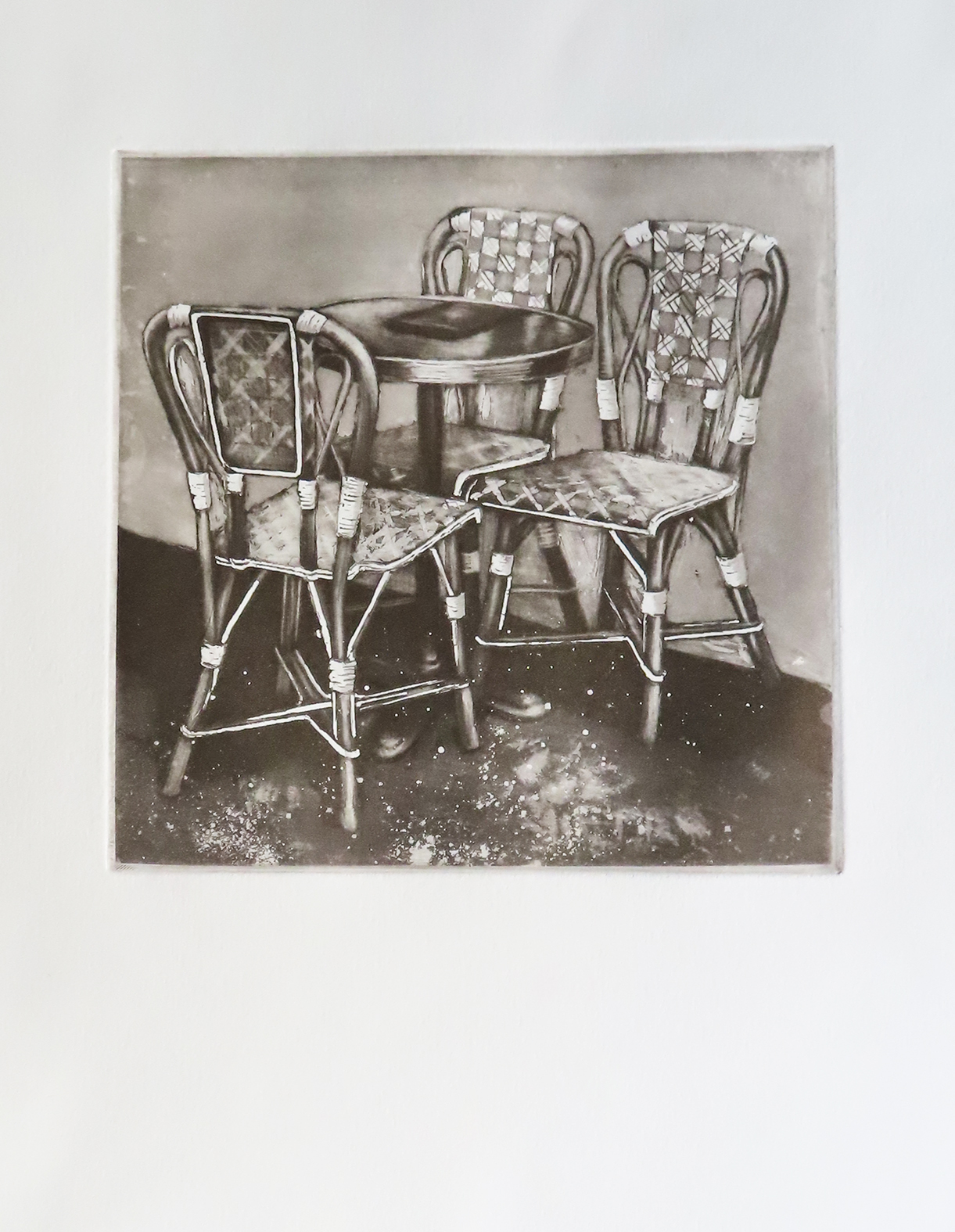 3 chaises de bistrot parisien et une table