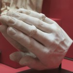 mains en prière, morceau de sculpture