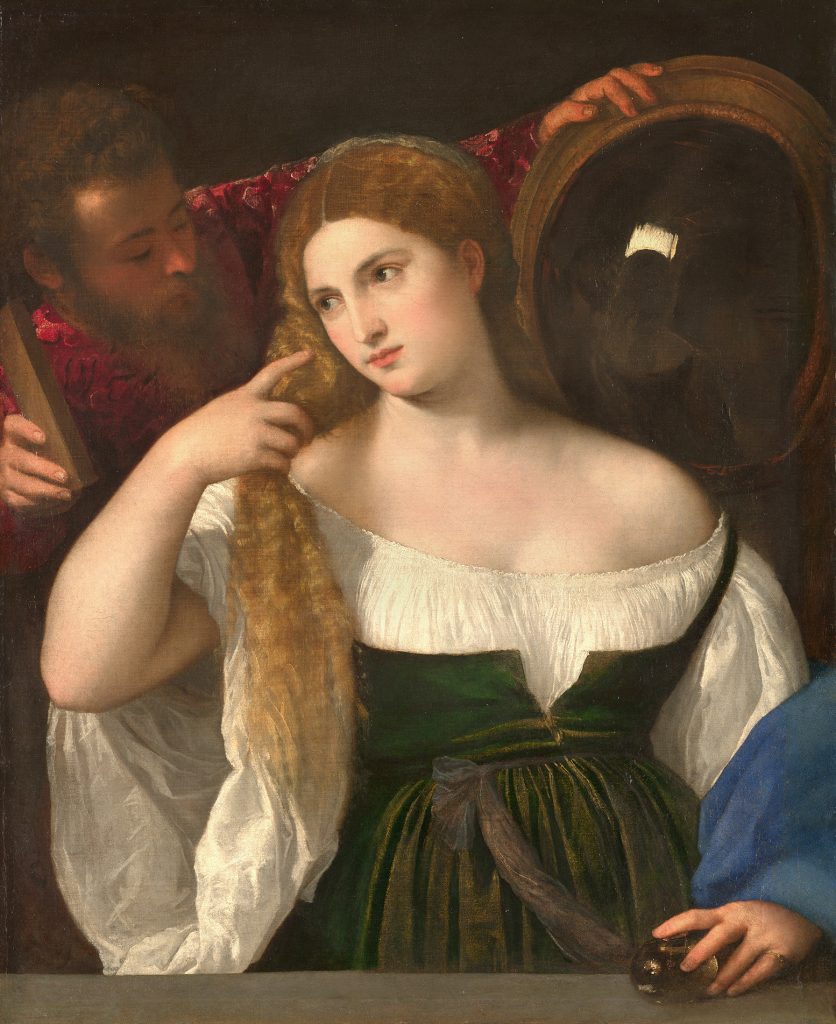 femme de face se coiffant un homme tient un miroir à l'arrière