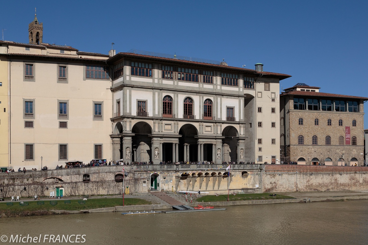 Les Galeries des Offices vue de l'autre rive -Florence -Photo©MichelFrances