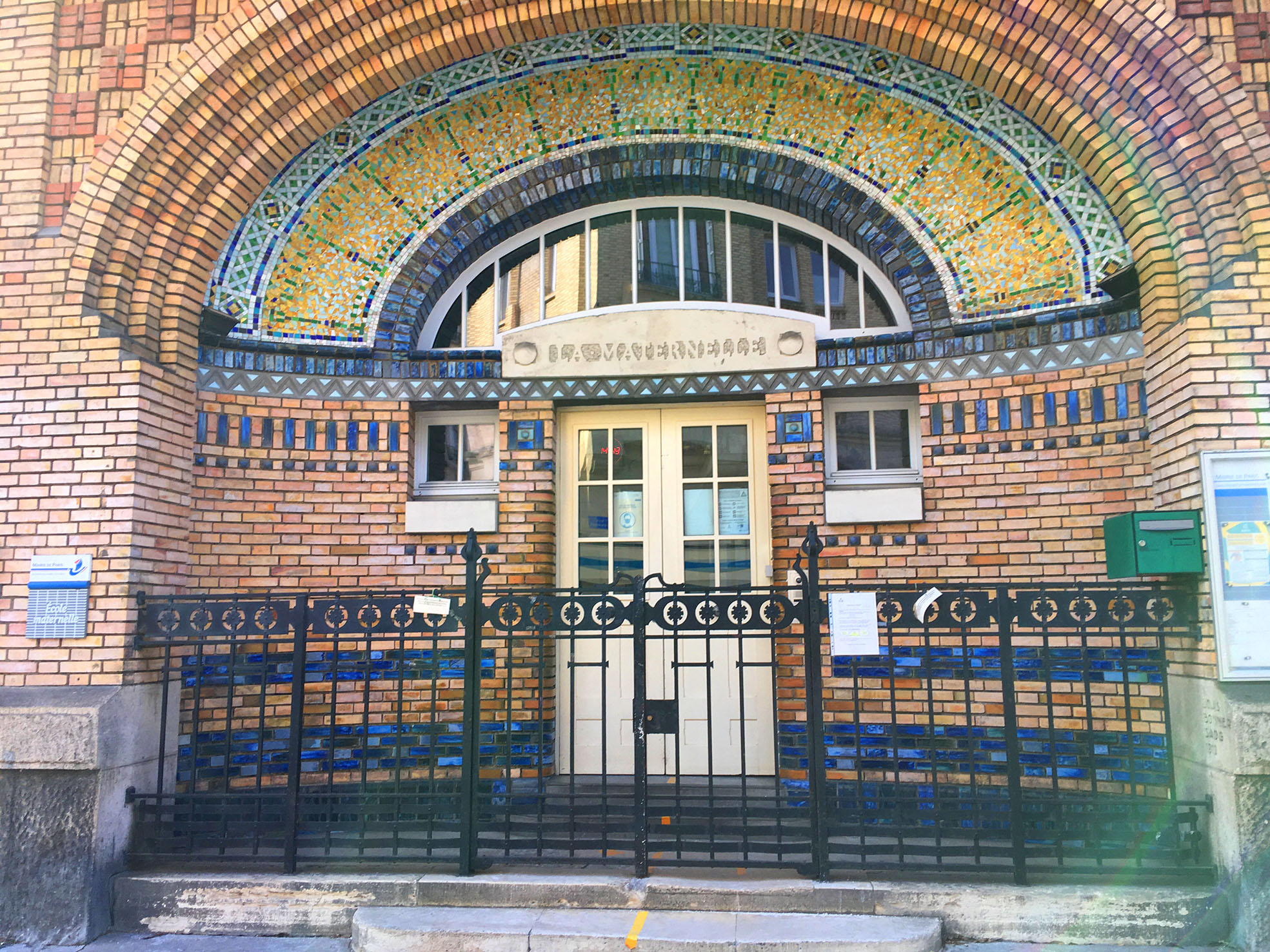 Porte d'entrée de l'école maternelle Rouelle Paris15