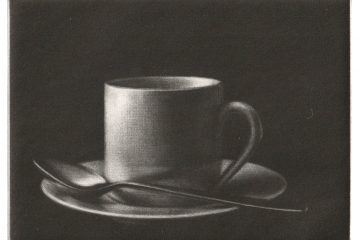 tasse blanche sur fond noir, cuillère posée sur la soucoupe, gravure en matière noire